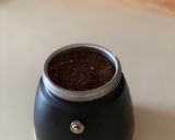 รูปขั้นตอนการทำที่ 2 ของ กาแฟลาเต้ร้อนนมอัลม่อนด์ จากเครื่อง Moka Pot