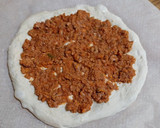 Foto del paso 3 de la receta: Pizza de boloñesa con albahaca