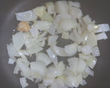 Foto del paso 2 de la receta: Tortilla de atún, cebolla y perejil..
