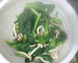 A picture of step 4 of Spinach and Shimeji Mushrooms with Garlic Soy Sauce.