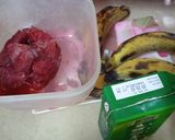 A picture of step 1 of Banana and Strawberry Shake.