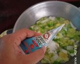 Foto langkah ke 4 dari resep Telur Puyuh dan Sawi Putih Kuah Santan.