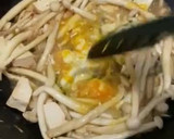 Foto langkah ke 3 dari resep Tumis Jamur Tahu Telur.
