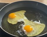 Foto del paso 5 de la receta: Huevos rotos con langostinos