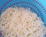 A picture of step 2 of Vegetarian Bún Huế.
