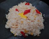 Foto langkah ke 5 dari resep Nasi Goreng Bawang Putih.