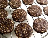 A picture of step 8 of Almond Chocolate Cookies.