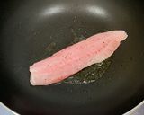 午間輕食（煎鯛魚、炒菠菜）的食譜步驟2照片