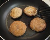 A picture of step 5 of Salmon Burgers with Teriyaki-Mayonnaise Sauce.