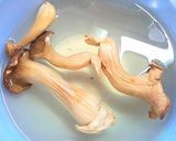 A picture of step 1 of Oil Spaghetti with Dried King Oyster Mushrooms.