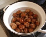 A picture of step 4 of Chestnuts Simmered In Syrup.