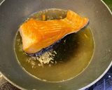 Hình bước làm 1 của món Cá hồi áp chảo xốt Teriyaki (Seared Salmon with Teriyaki Sauce)