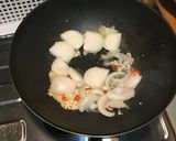 A picture of step 4 of Spicy soy sauce chicken with onion and green pepper.