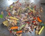 Foto langkah ke 5 dari resep Nasi Bakar Cumi Jamur.