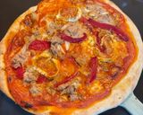 Foto del paso 4 de la receta: Pizza casera de atún con pimientos del piquillo y queso de cabra