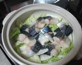 A picture of step 2 of Salted Mackerel and Chinese Cabbage Hot Pot.