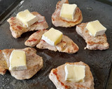Foto del paso 2 de la receta: Solomillo de cerdo con queso y cebolla caramelizada