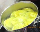 Gombával és mozzarellával töltött ravioli, fehérboros mártással recept fázis 2 fotója