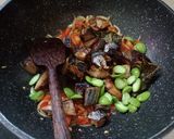 Foto langkah ke 2 dari resep Tongkol Kecap Pete.