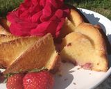 Une image de l'étape 4 de Moelleux chocolat blanc et fraises.