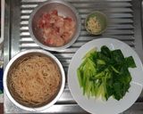 รูปขั้นตอนการทำที่ 1 ของ ผัดซีอิ้วเส้นหมี่ (หมูไก่ไข่)