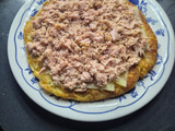 Tortilla de patata rellena de atún y queso manchego