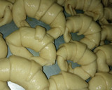 Foto del paso 6 de la receta: Medialunas de manteca😋