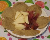 Foto del paso 5 de la receta: Pan de esponja "sabor a setas" con jamón y queso