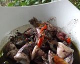 Foto langkah ke 10 dari resep Cumi tinta hitam dengan tiga bumbu dapur!.