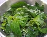 รูปขั้นตอนการทำที่ 1 ของ ผักโขมผัดกะปิใส่ไข่