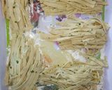 Foto langkah ke 5 dari resep Stik Bawang Renyah Tanpa Telur.