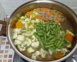 Foto langkah ke 3 dari resep Sop tetelan bakso sayur.