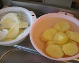 A picture of step 1 of Delicious Cooked over High Heat! Nikujaga (Simmered Meat and Potatoes).
