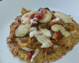 Foto del paso 7 de la receta: Torticas de coliflor a la pizza🍕de cebolla caramelizada🧅, queso crema🧀, tomate🍅