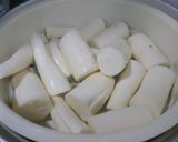 Hình bước làm 2 của món Khoai mì hấp lá dứa cốt dừa