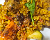 Foto del paso 7 de la receta: Arroz con conejo, sepia, langostinos, calabacín y espinacas