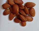 صورة لخطوة 1 من وصفة بلح بالوز المحمص والشوكولاته