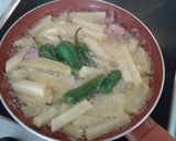 Foto del paso 2 de la receta Huevos fritos con patatas, ajos enteros y pimientos de padrón