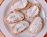 Hình bước làm 1 của món Toast Bánh Mì Quét Phô Mai Tỏi Và Cá Hồi Xông Khói