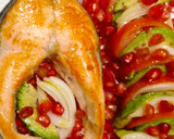 Foto del paso 3 de la receta: Salmón con aguacate y granada