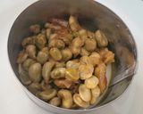 Foto del paso 4 de la receta: Habitas en conserva con chipirones, cebolla y tomate confitado y huevo frito para rematar el plato
