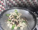 Foto langkah ke 2 dari resep Tumis Kembang Bawang Tahu.