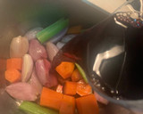 Foto del paso 2 de la receta: Salsa para carne con chalotas y vino tinto