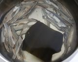 A picture of step 2 of Dried Small Sardines, Bonito Flakes, and Kombu Dashi Stock.