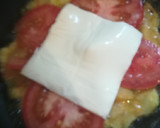 Foto del paso 3 de la receta: Tortilla de calabacín rellena de tomate y queso