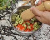 Foto del paso 7 de la receta: Ceviche fácil de gambas y aguacate