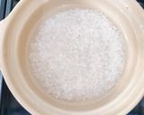 Foto langkah ke 3 dari resep Tuna Clay Pot Rice.