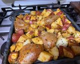 Foto del paso 3 de la receta: Patitas de pollo con papas rústicas al horno