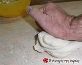 Φωτογραφία βήματος 5 της συνταγής Pizza με πατάτες, λουκάνικο και pesto βασιλικού