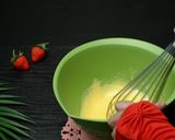 Foto langkah ke 2 dari resep TANPA TERIGU TANPA MIXER TANPA OVEN | CAKE KETAGIH SUPER LEMBUT.